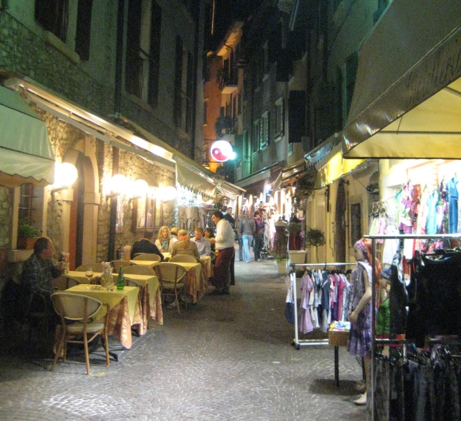 Shopping am Gardasee am Abend