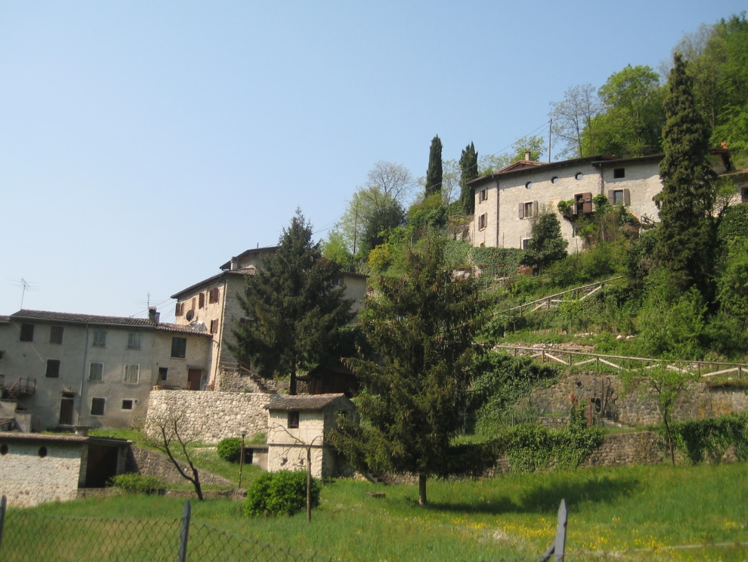 Felder und Häuser in Costermano